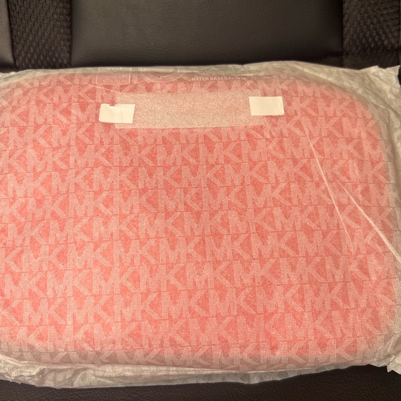 NWT-Michael Kors Jet set with tassel and silver hardware - Picture 3 of 7